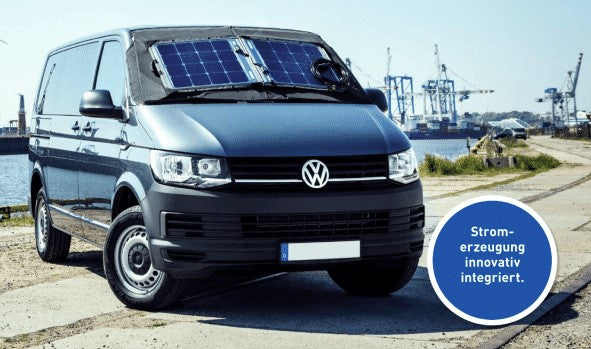 Panneau solaire fixé sur le pare-brise d'un Vokswagen Transporter front mer