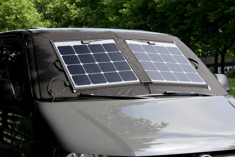 pare-brise d'un volkswagen couvert d'une housse avec des panneaux solairess 