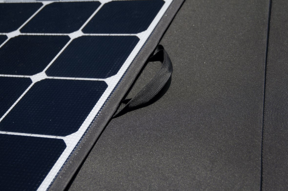 poignée noir à côté de modules solaires carrés