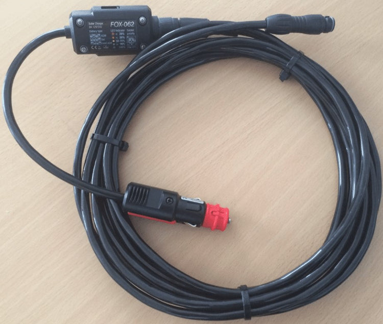 câble électrique noir avec un embout d'allume cigare rouge