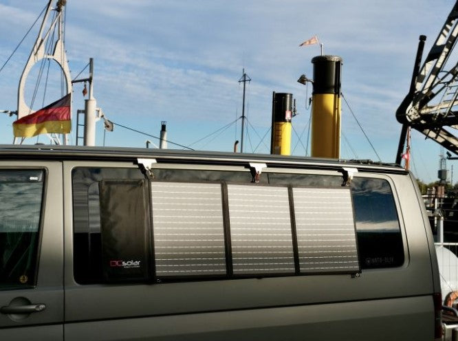 vue de près d'une vitre arrière de volkswagen transporter avec un panneau solaire solara