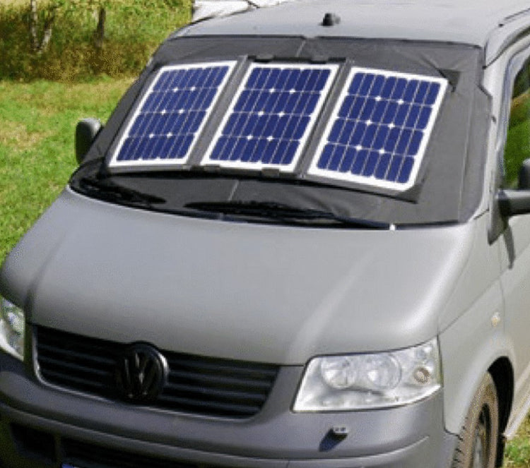 panneau solaire sur pare-brise d'un volkswagen Transporter T5