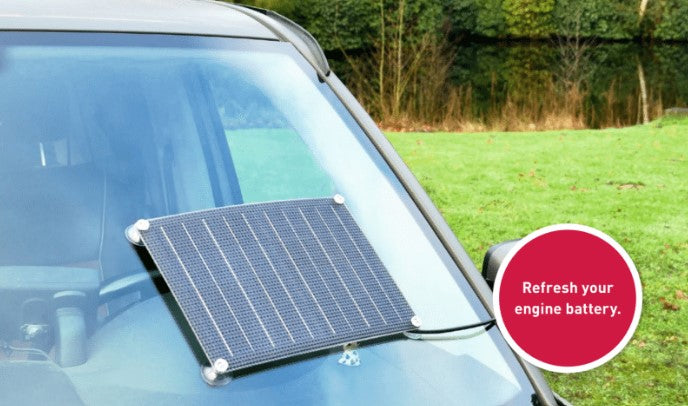 recharge solaire pour batterie sur un pare-brise de véhicule