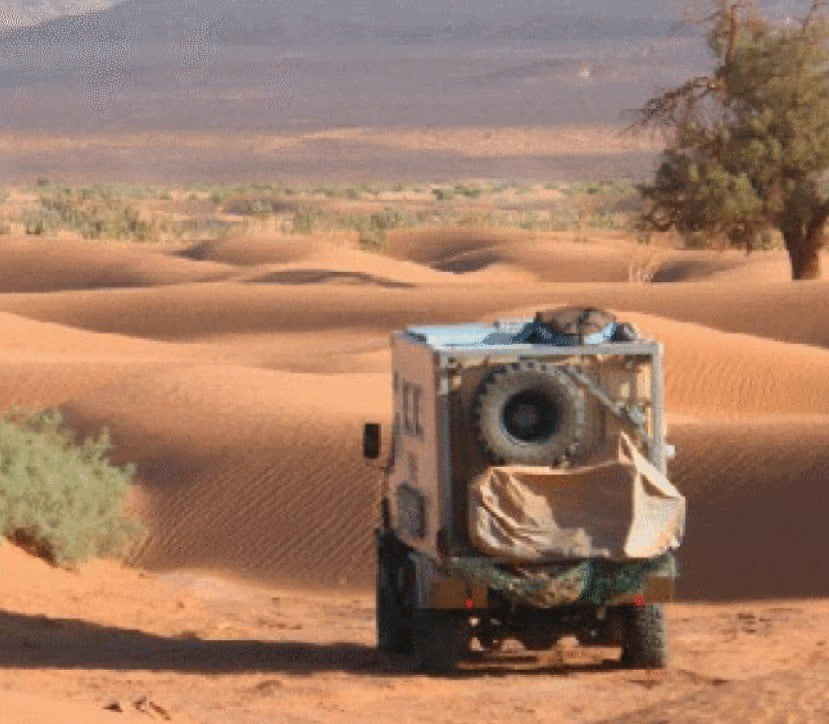 Véhicule équipé pour voyager en chemin dans le désert