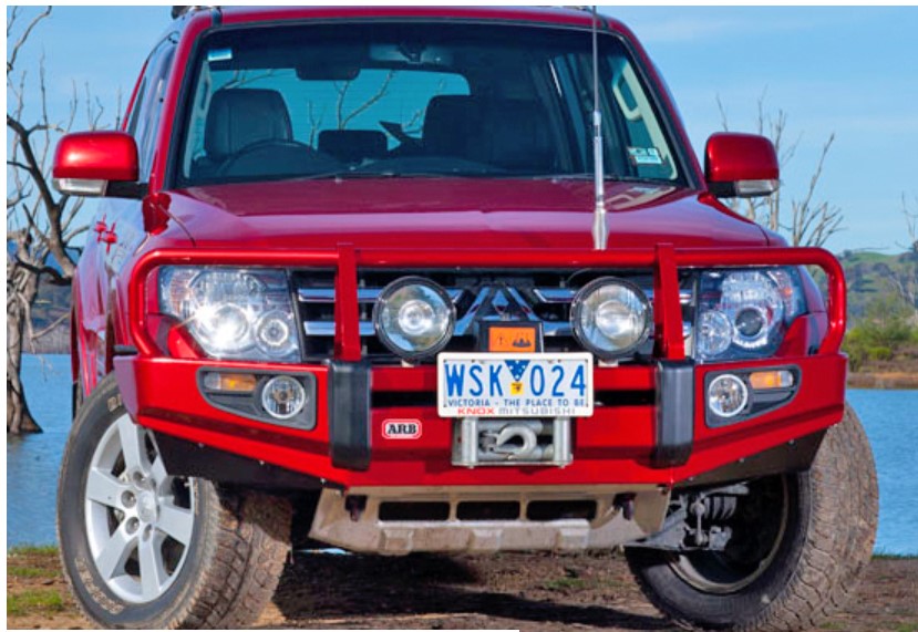 Mitsubishi Pajero rouge avec un pare-chocs de la même couleur