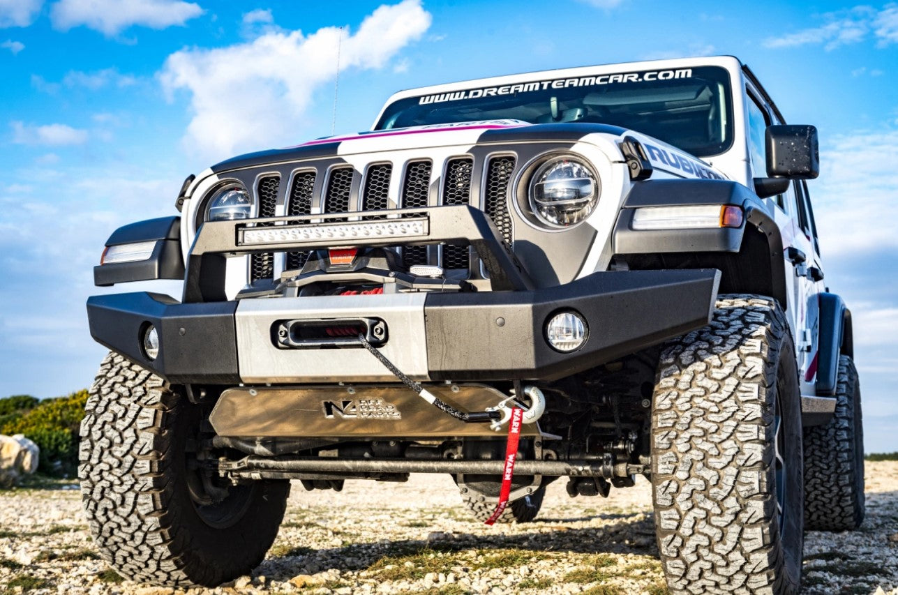 Jeep wrangler dans un paysage rocailleux équipé d'un pare-chocs