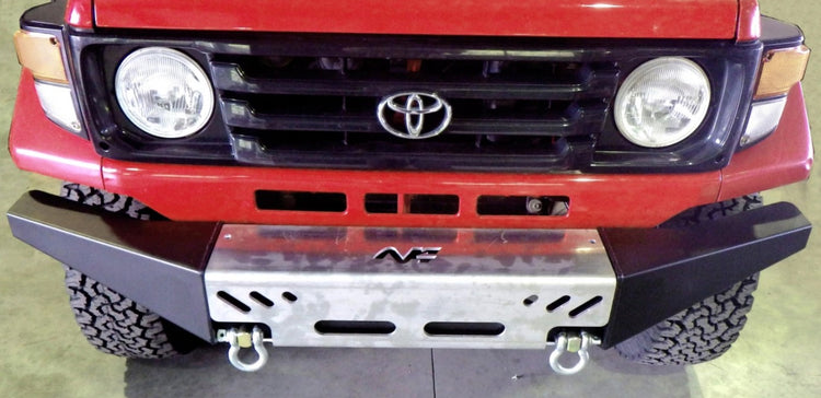 face avant d'un véhicule rouge toyota équipé d'un pare-chocs noir