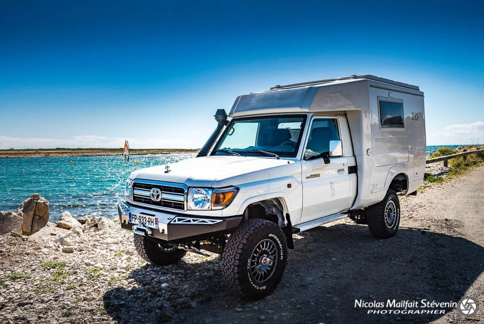 Land Cruiser devant la mer équipé d'une cellule