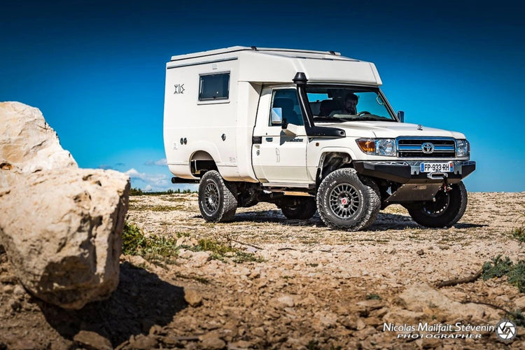 Land Cruiser devant la mer équipé d'une cellule blanche