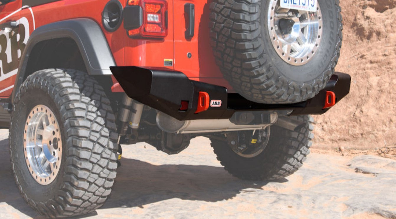 arrière jeep wrangler rouge avec un pare-chocs ARB