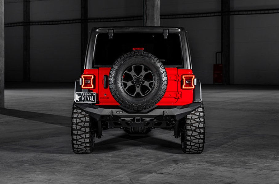 vue arrière d'une jeep rouge avec le reste en noir