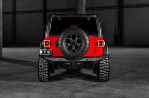 vue arrière d'une jeep rouge avec le reste en noir