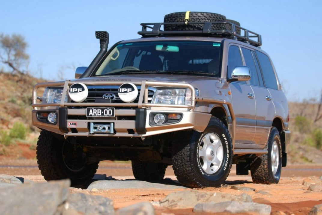 toyota land cruiser 105 dans la roche avec un pare-chocs acier