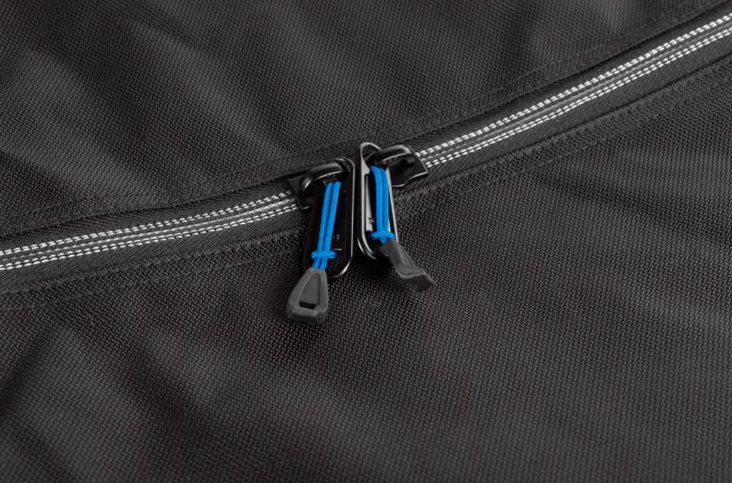 fermeture zip avec cordon bleu sur tissu noir