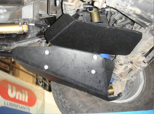 protection d'amortisseurs noire fixée sous un véhicule pour limiter la casse