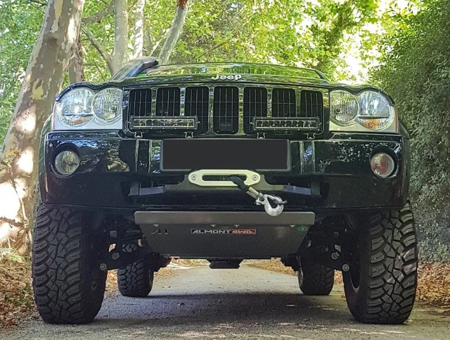 Jeep Grand Cherokee WH avec un blindage Almont en alu