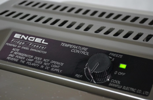 gestion de la température sur un tableau de bord d'un frigo engel gris