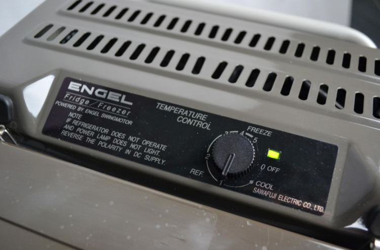 bouton de gestion de température d'un frigo engel gris