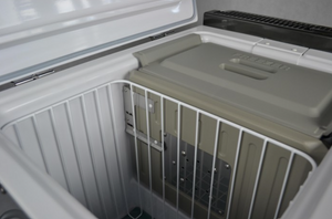 intérieur d'un réfrigérateur engel double compartiment avec panier