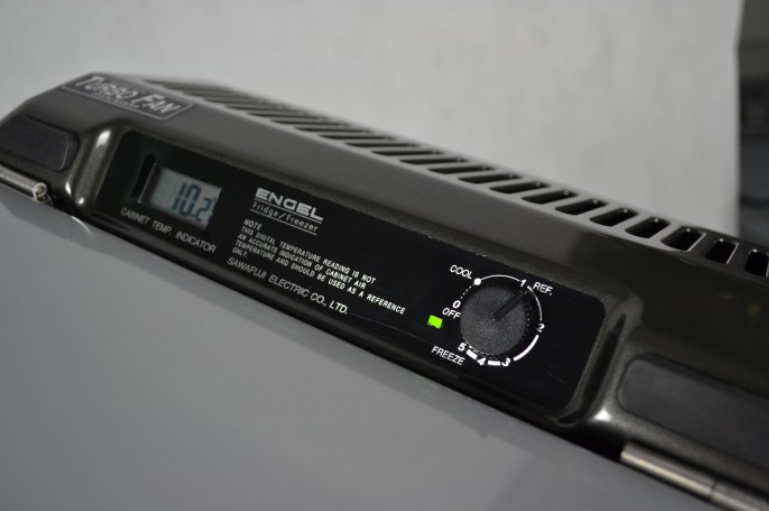 bouton de réglage de température d'un frigo Engel avec un affichage digital