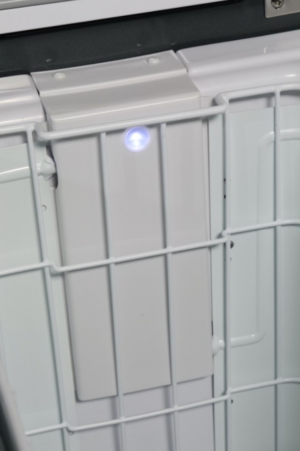 panier intérieur blanc d'un frigo avec une led bleue