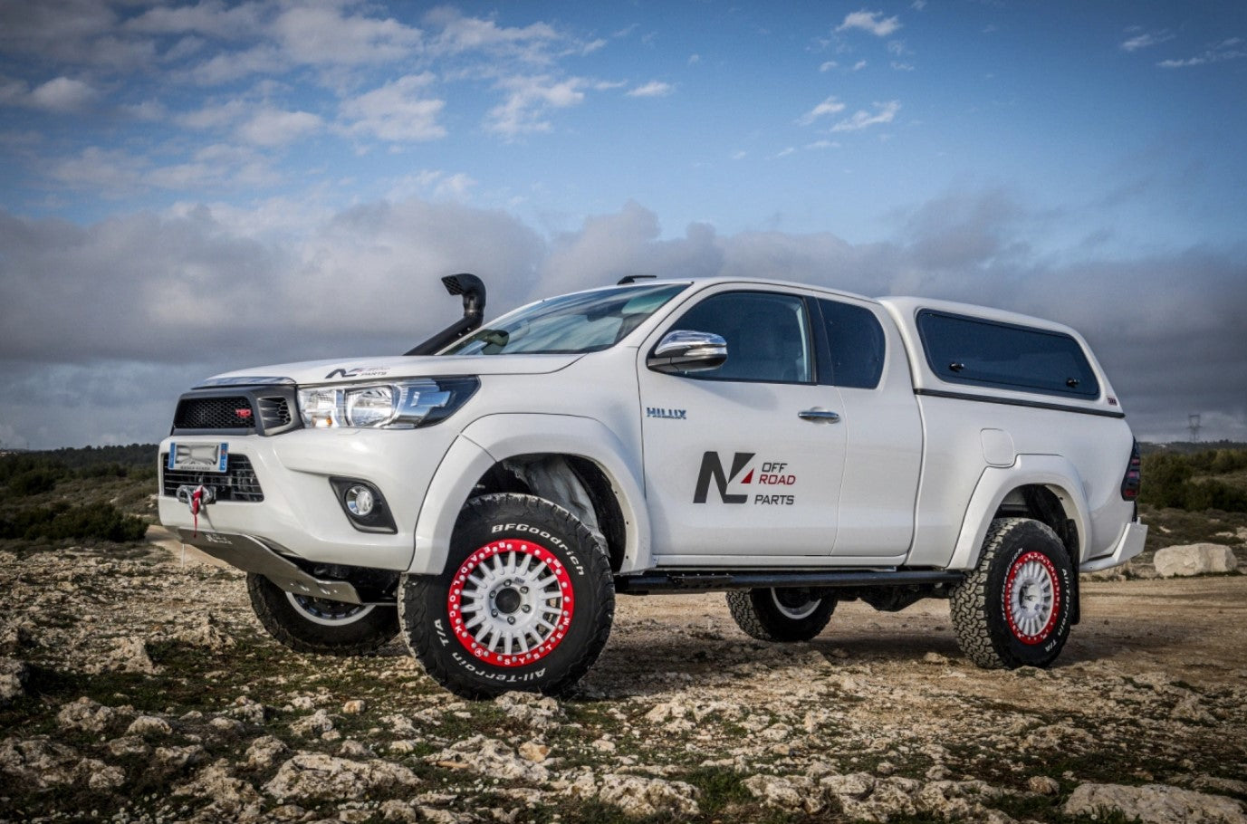 toyota hilux blanc avec des roues blanche et rouge 