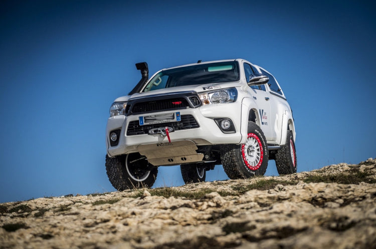 paysage rocailleux avec un pick up garé dessus