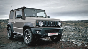 suzuki jimny marron dans un paysage rocailleux