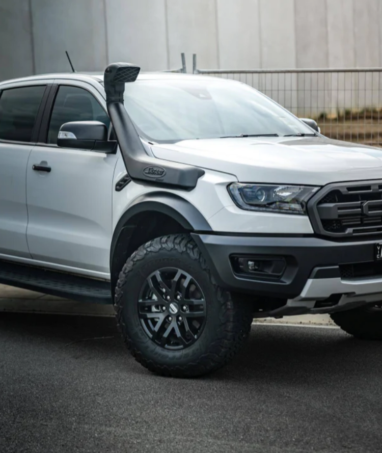 ford ranger raptor blanc équipé d'un snorkel noir