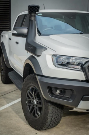 raptor blanc vue de face avec un snorkel noir sur le côté droit