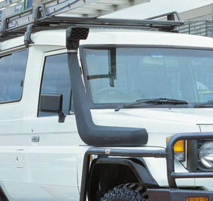 vue de près d'un land cruiser blanc avec un snorkel noir