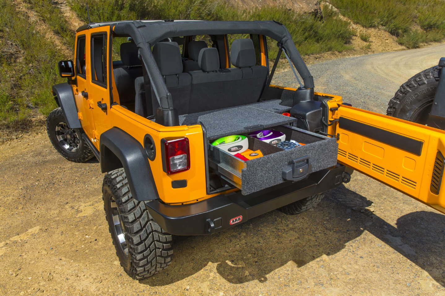 jeep wrangler jaune décapotée avec un tiroir arb ouvert à l'arrière dans le coffre