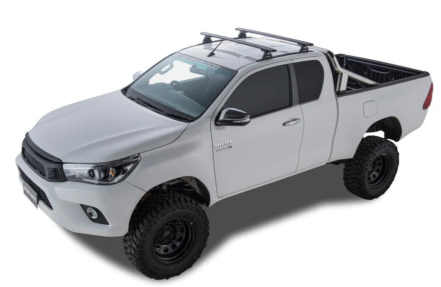 Toyota Hilux Revo blanc avec deux barres de toit