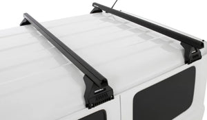 deux barres de toit transversales noir sur un véhicule blanc