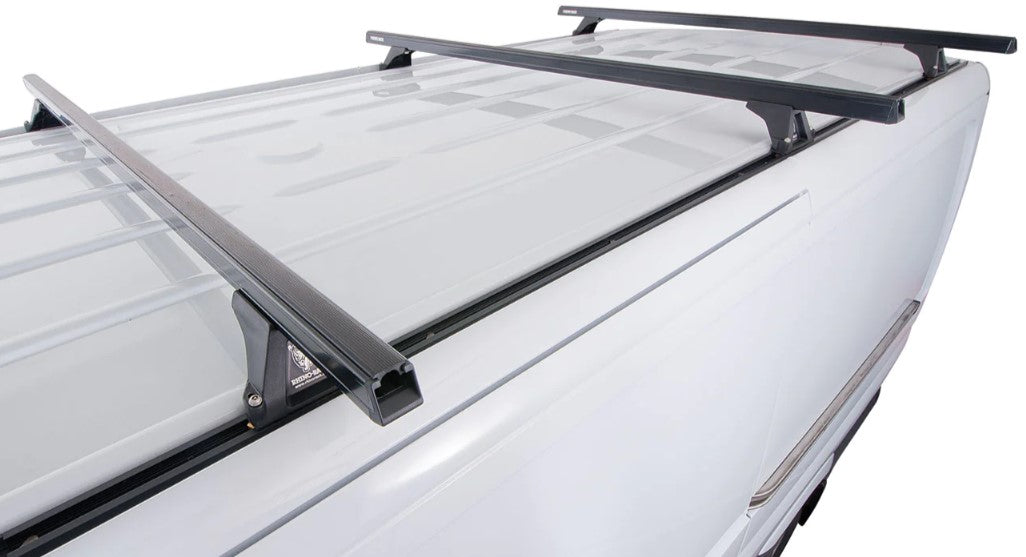 toit blanc d'un véhicule avec 3 barres de toit carrées