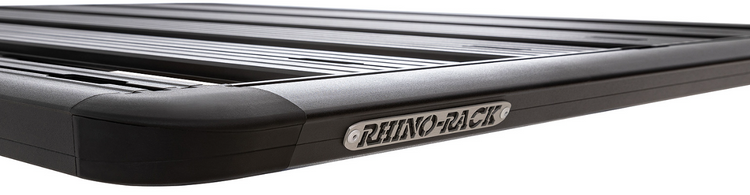 plaque aluminium avec la marque rhinorack sur un plateau noir