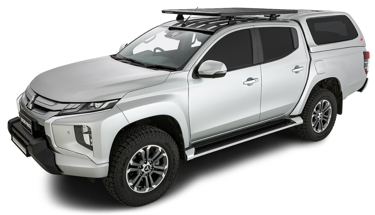 Mitsubishi Triton avec une galerie de toit noire dessus