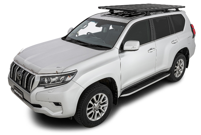 Toyota Land Cruiser 150 gris avec une galerie de toit noire sur le dessus