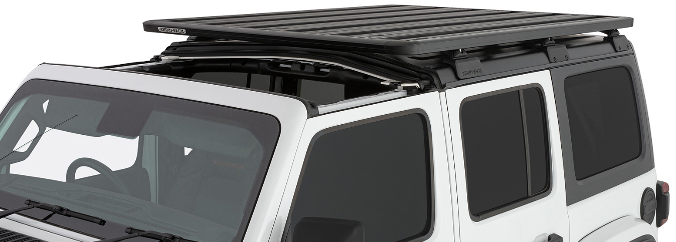 jeep blanche avec une galerie de toit noire dessus