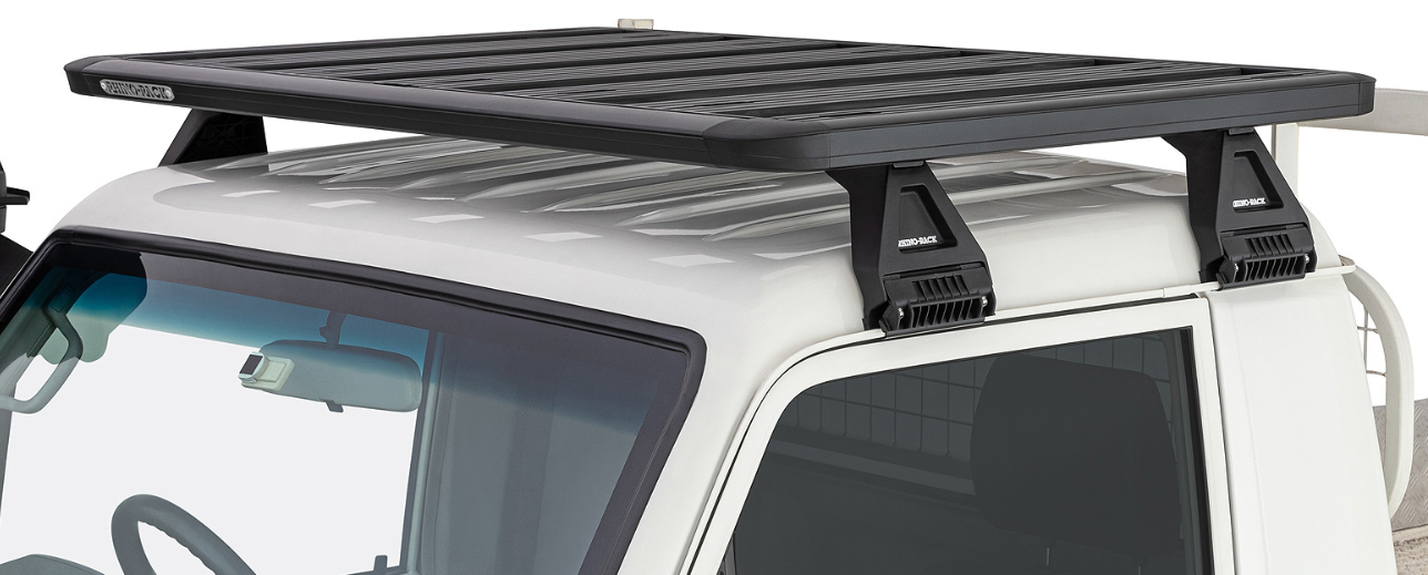 vue horizontale d'une galerie de toit sur gouttières d'un véhicule blanc